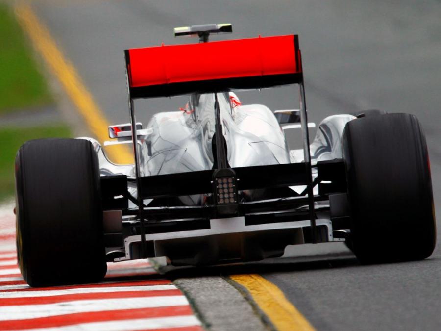  McLaren Mercedes-Benz MP4-26 2011 года  (фото 9 из 17)